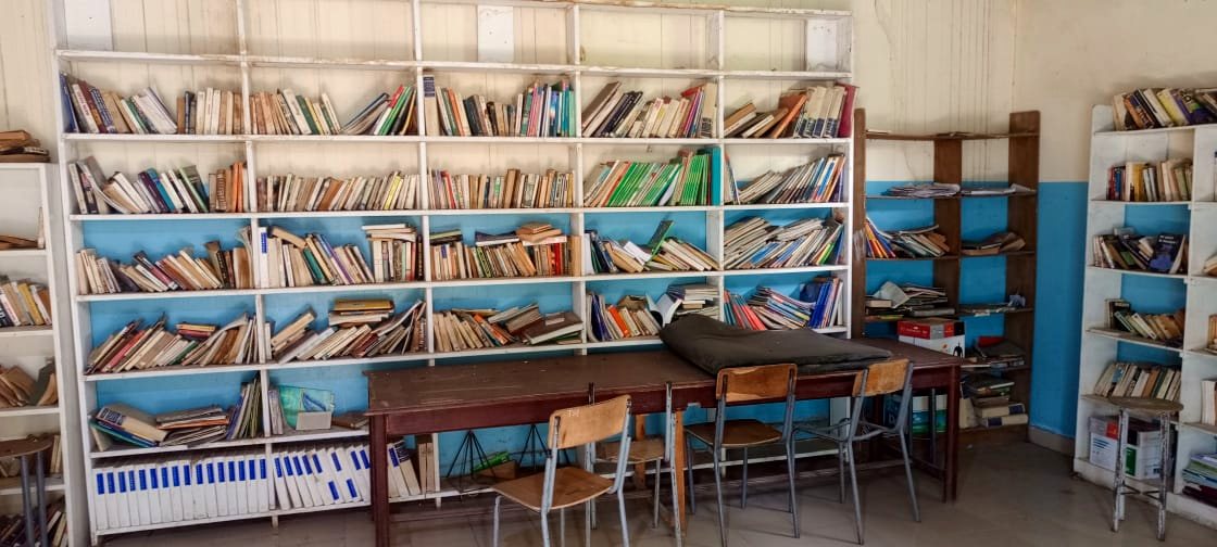 La bibliothèque : rayonnages remplis de livres et tables de lecture