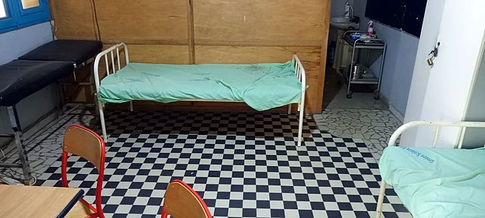 L'infirmerie : lits de repos, table d'examen et chariot de soins